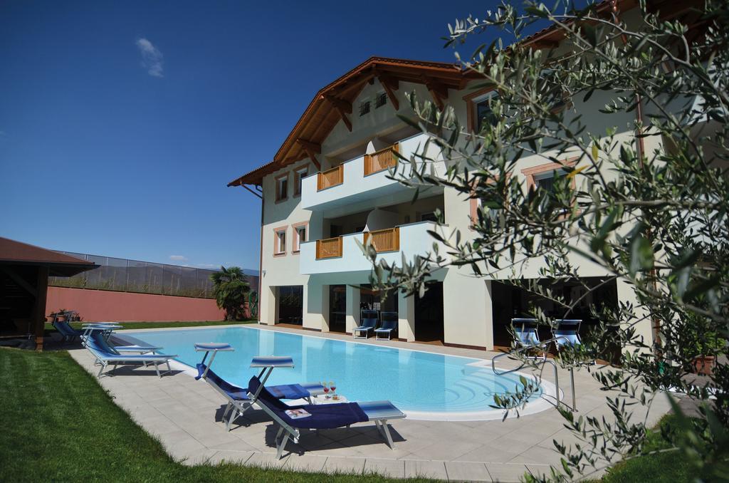 Garni Hotel Peterlinhof Caldaro Eksteriør billede