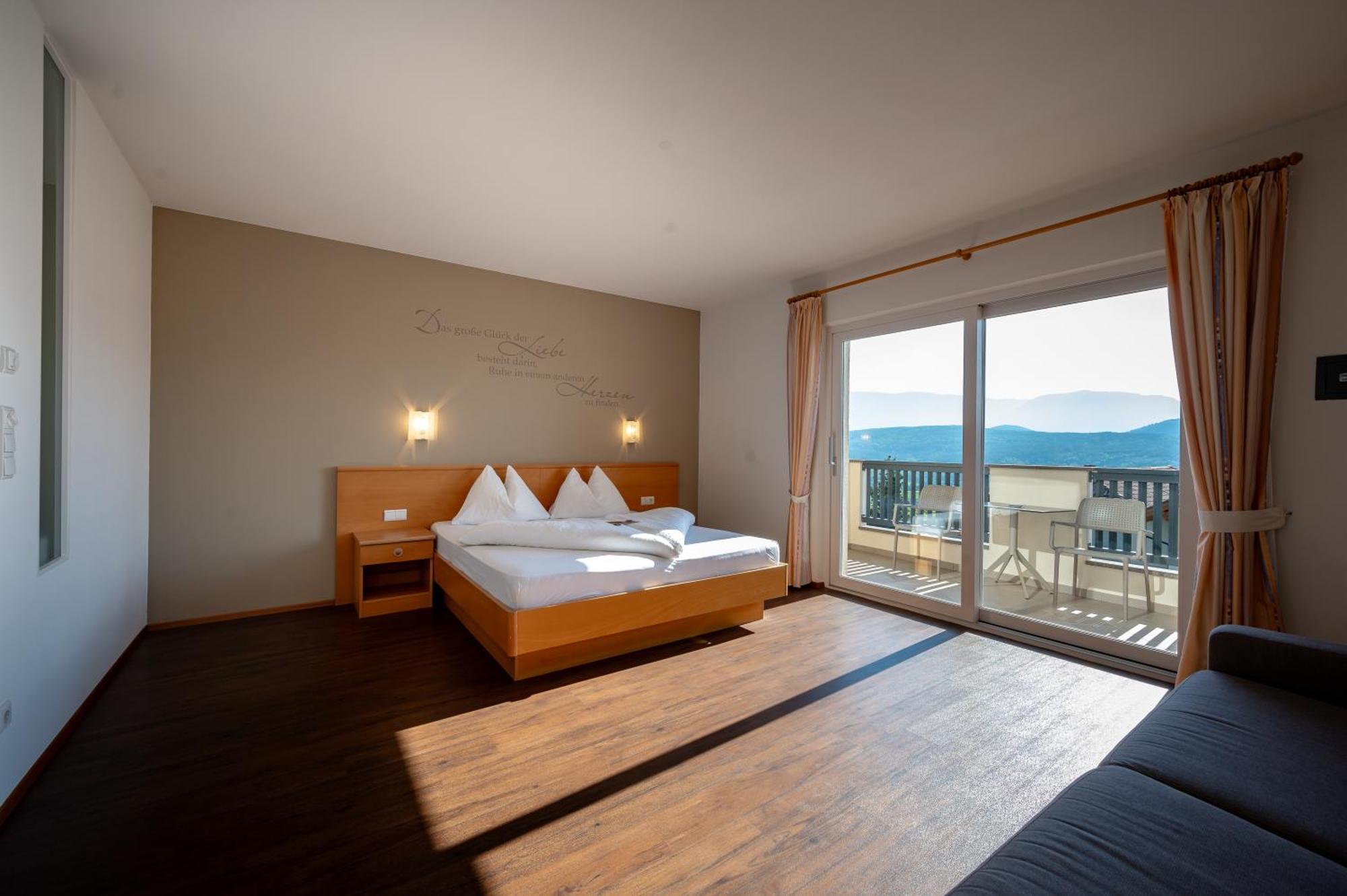 Garni Hotel Peterlinhof Caldaro Eksteriør billede