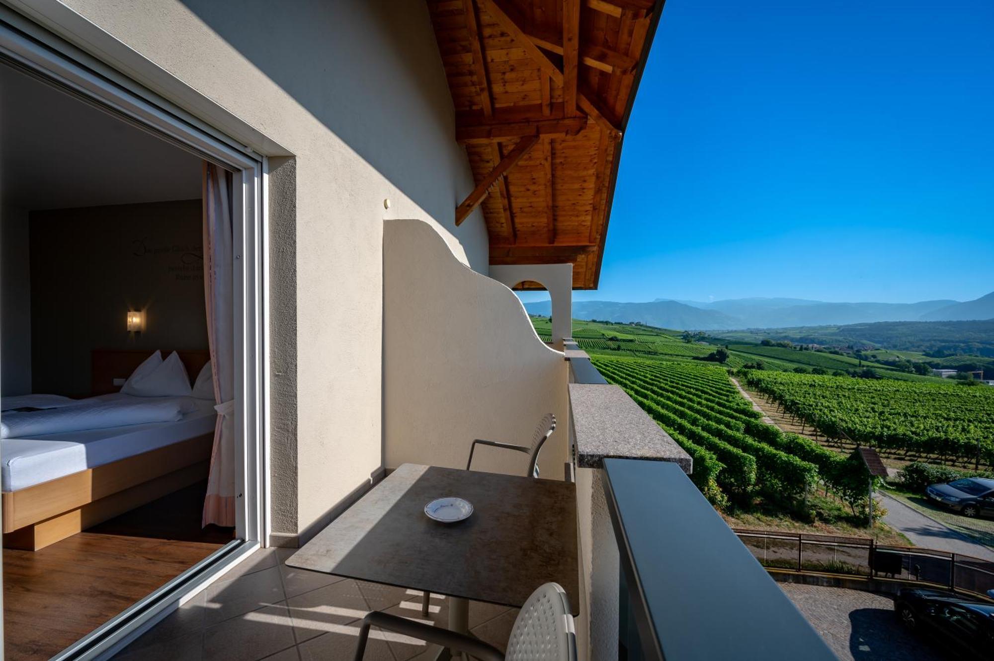 Garni Hotel Peterlinhof Caldaro Eksteriør billede