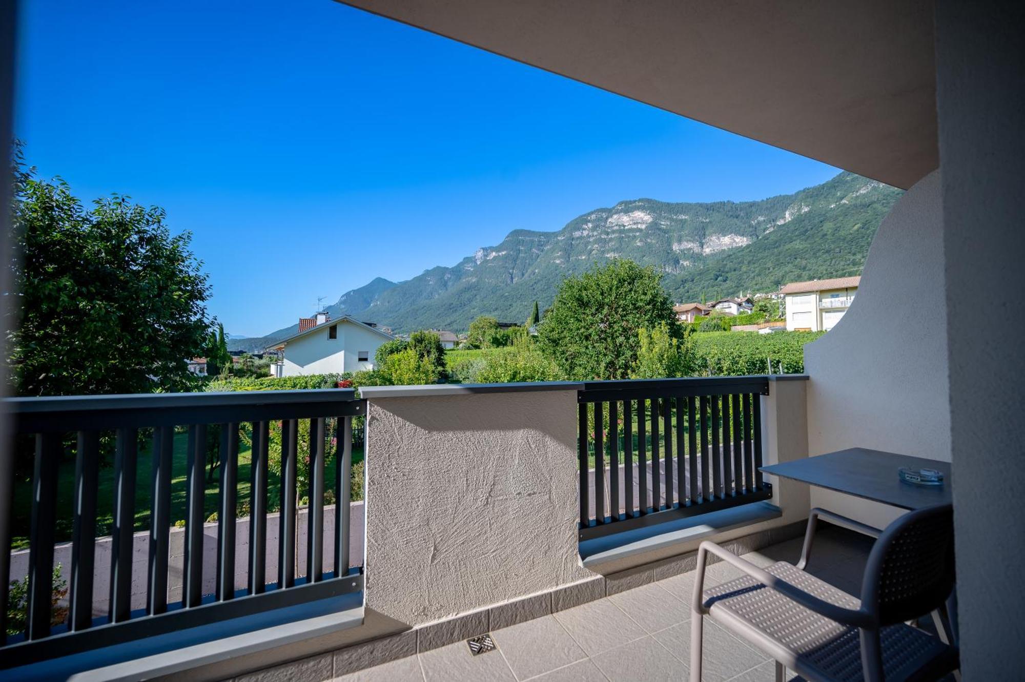 Garni Hotel Peterlinhof Caldaro Eksteriør billede