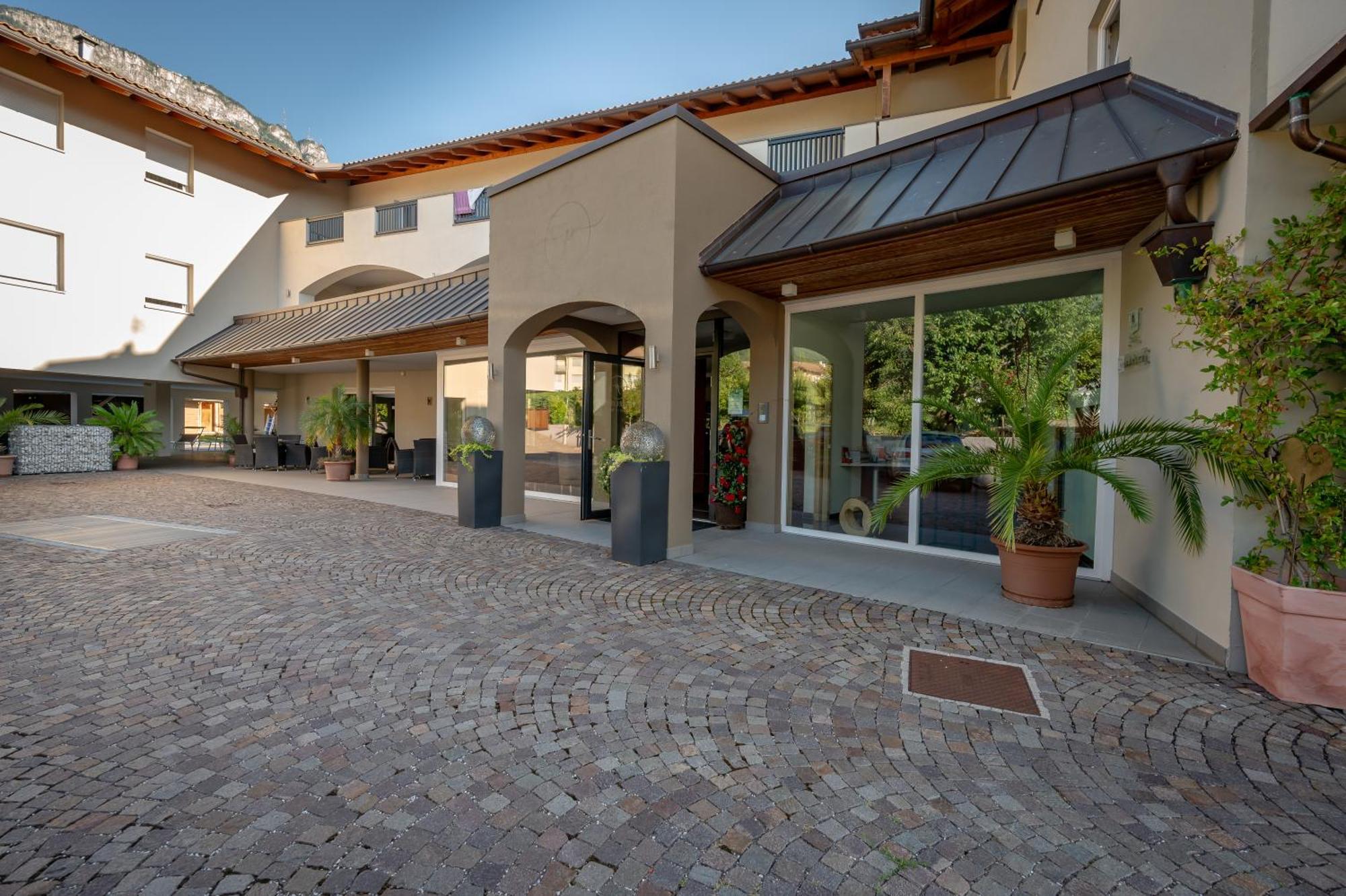 Garni Hotel Peterlinhof Caldaro Eksteriør billede