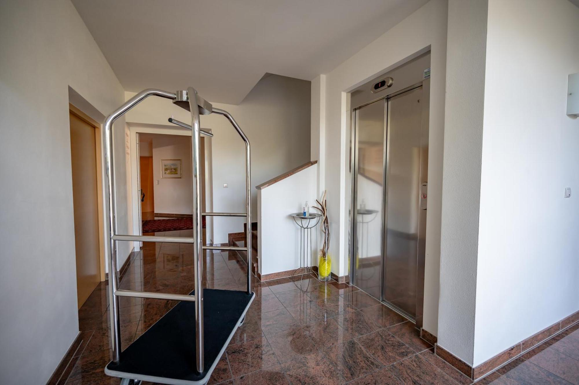 Garni Hotel Peterlinhof Caldaro Eksteriør billede